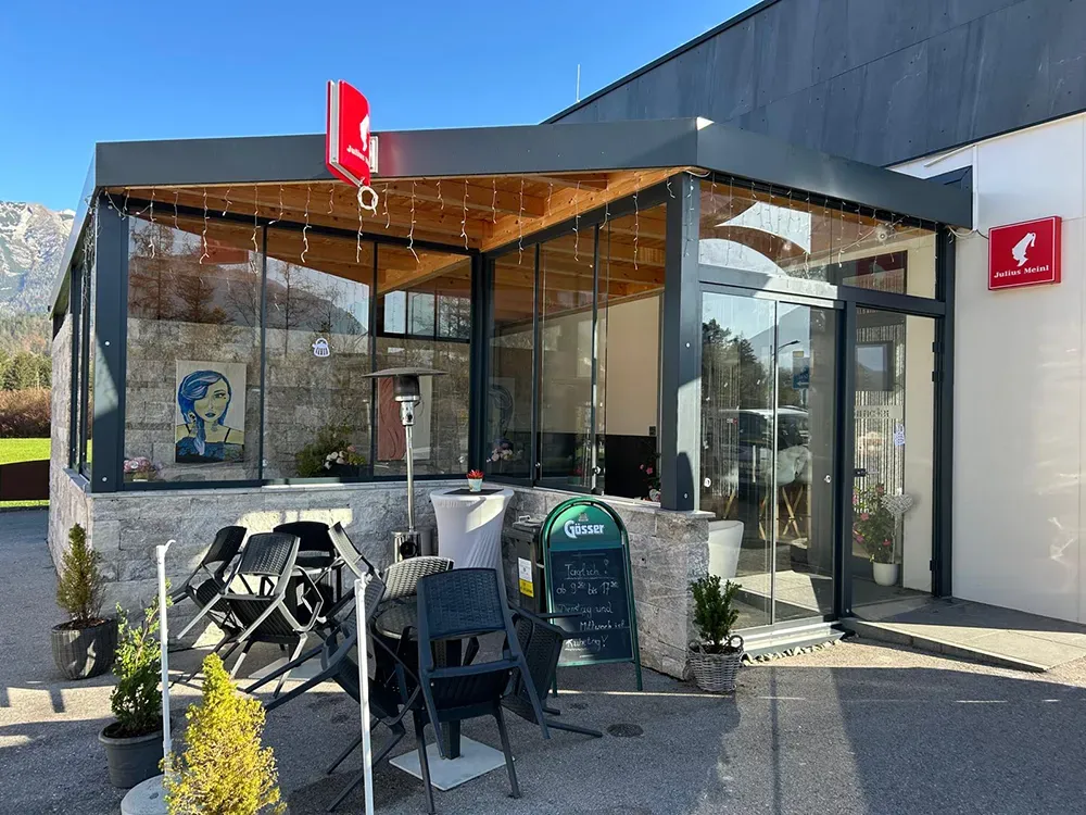 Eine Verglasung macht aus einer überdachten Terrasse einen geschützten Raum