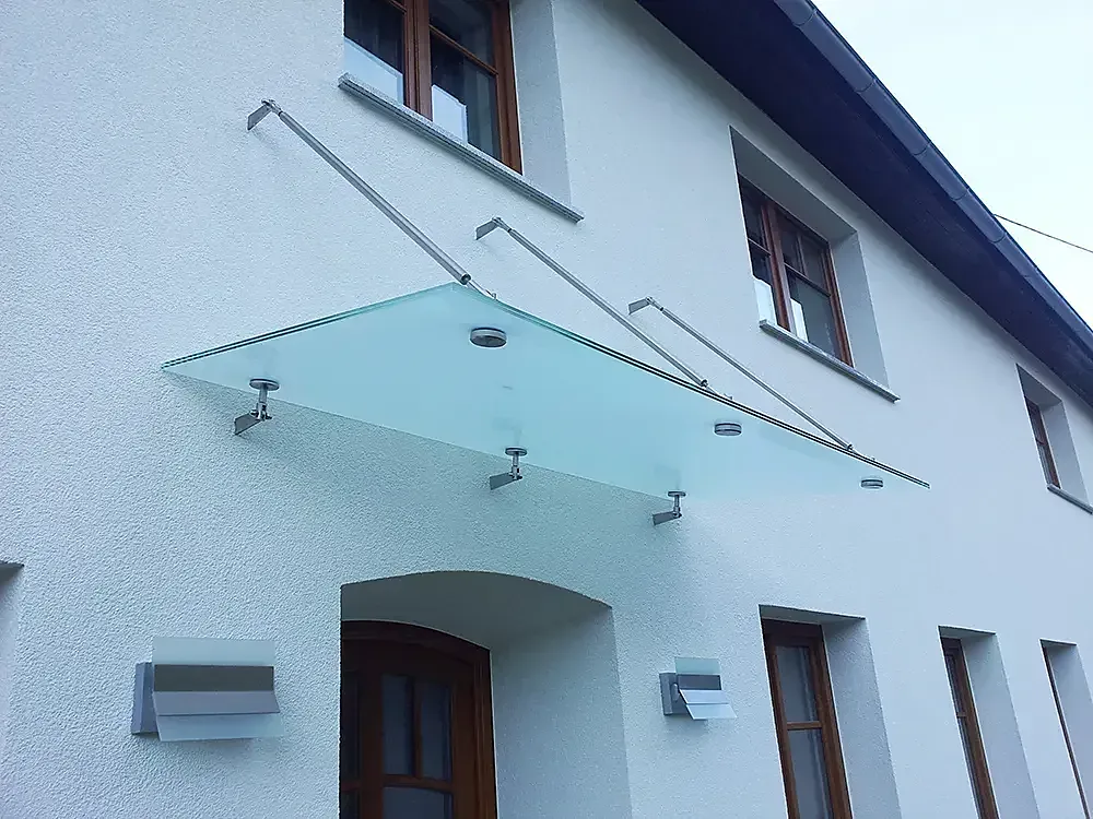 Freitragendes Glas-Vordach, Wels