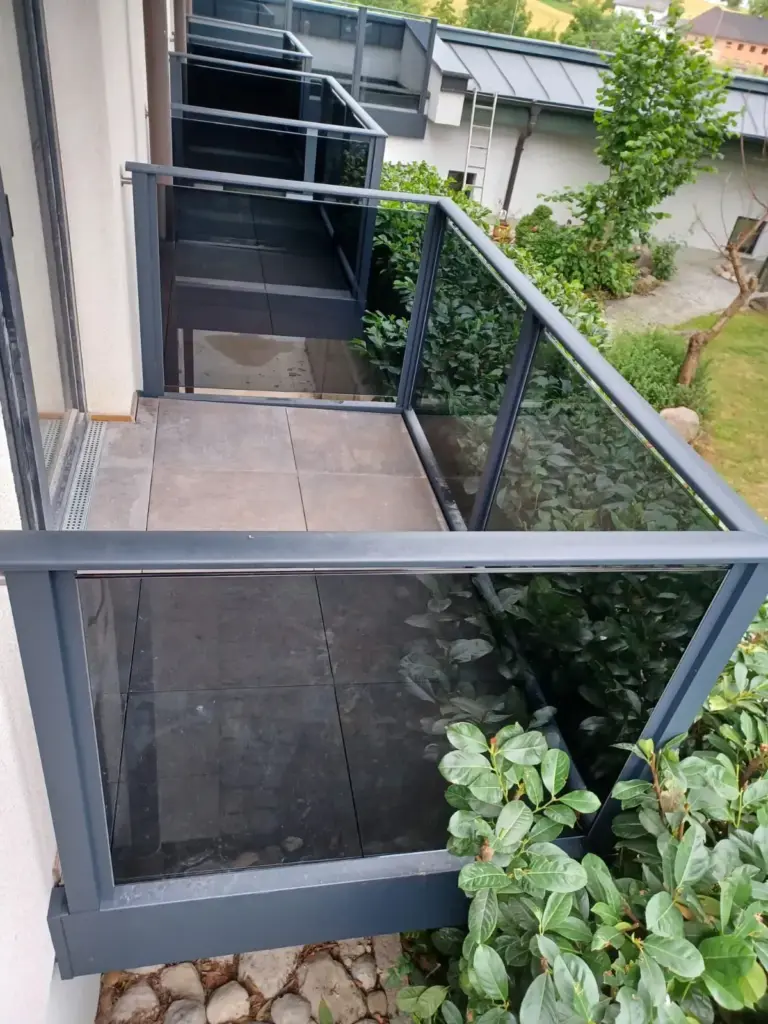 Balkongeländer in Alu mit Glasfüllung grau, Bad Hall