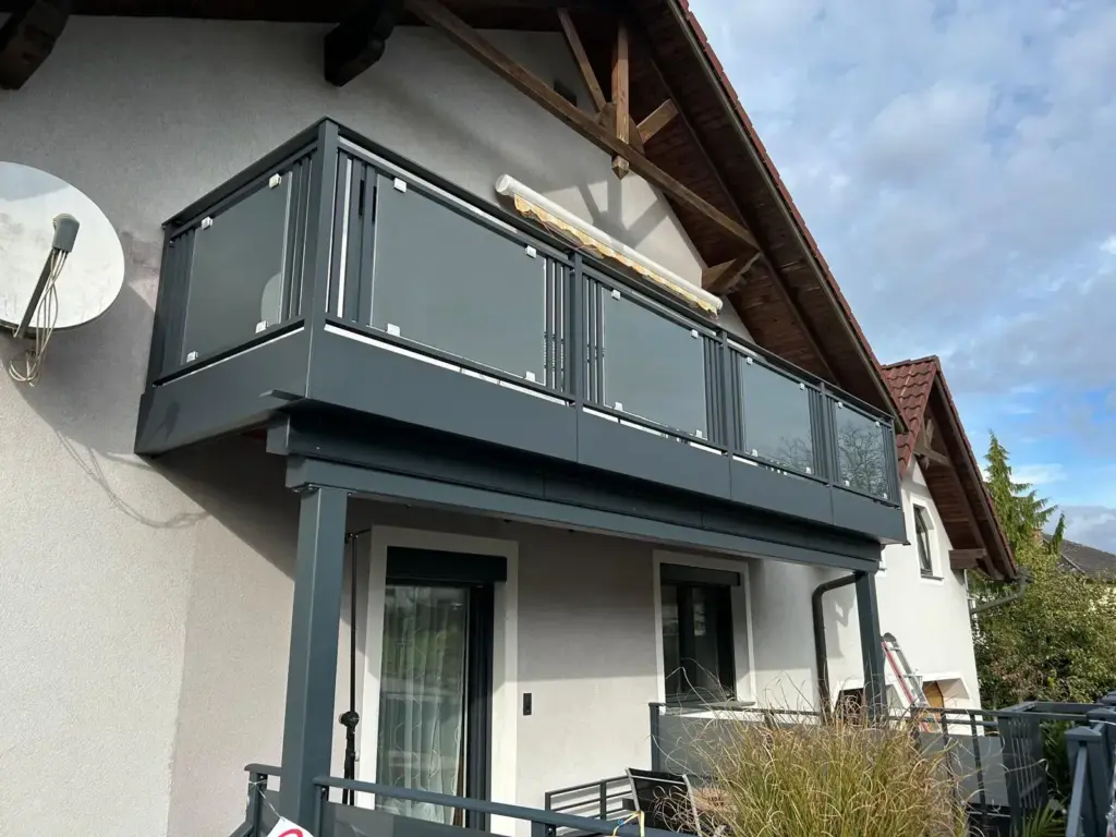Balkongeländer in Alu mit Glaskombination, Wels