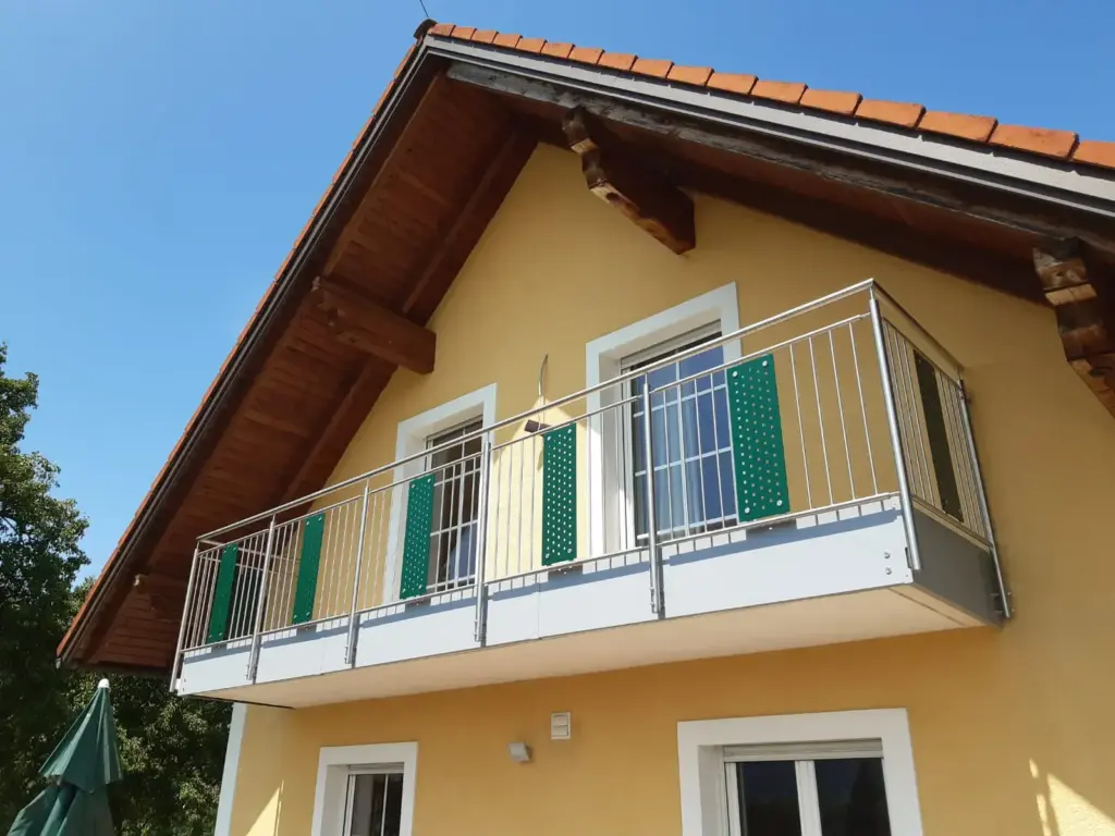 Edelstahl-Balkongeländer mit Lochblecheinsatz, Dietach