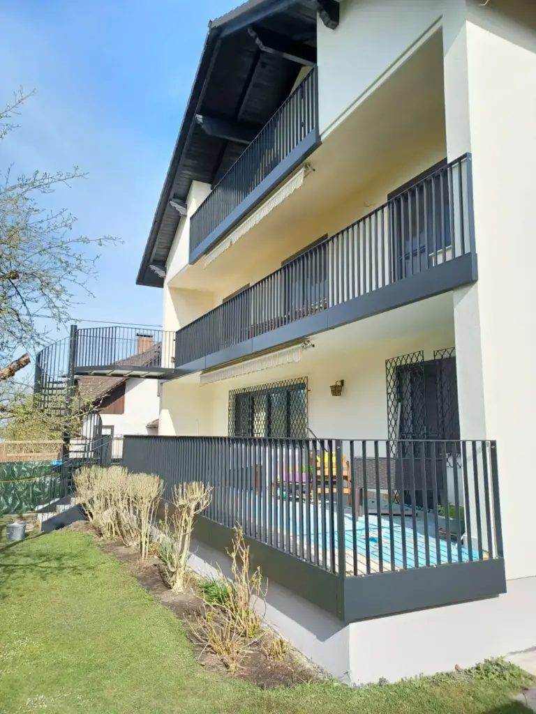 Flachstahl-Balkongeländer schwarz beschichtet, Gmunden