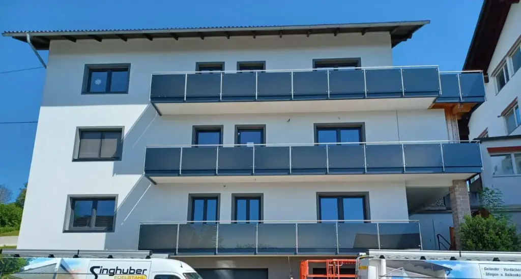 Balkongeländer Modell Futura mit Glas grau und Sichtschutz, Sierning