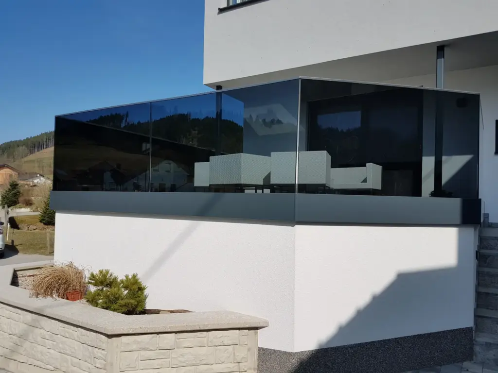 Ganzglas-Balkongeländer in Grau und Transparent, Kirchdorf