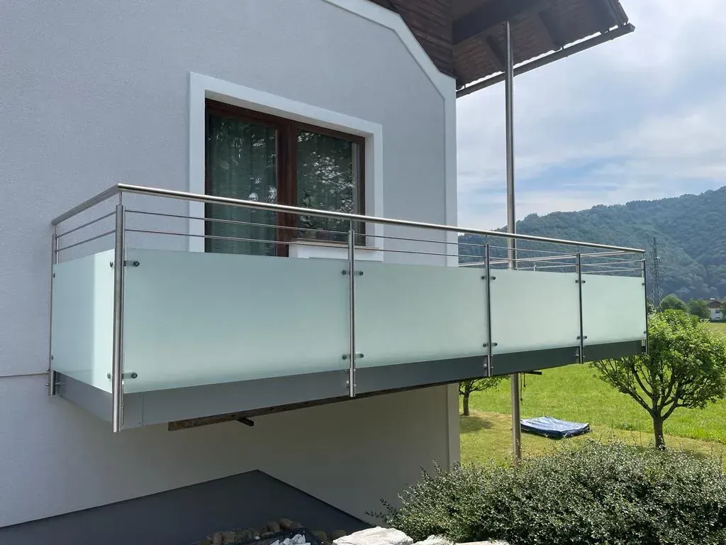 Ganzglas-Balkongeländer transparent mit Verblechung, Linz