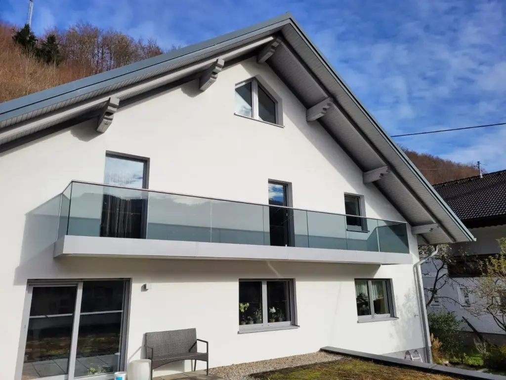 Ganzglas-Balkongeländer mit Verblechung, Steyr