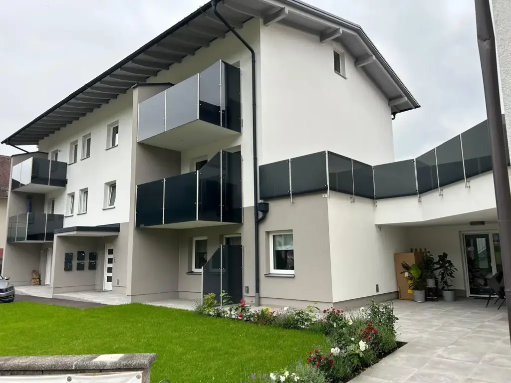 Balkongeländer mit Glasfüllung, Adlwang
