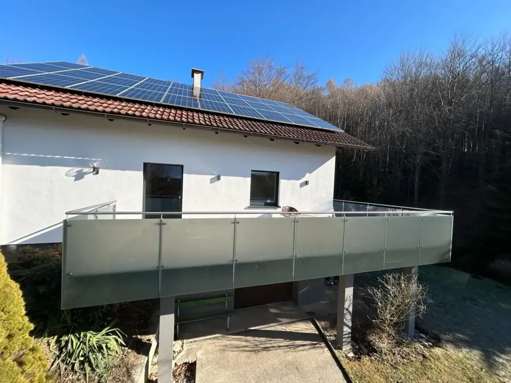 Balkongeländer mit Glasfüllung und Bodenabdeckung, Kirchdorf