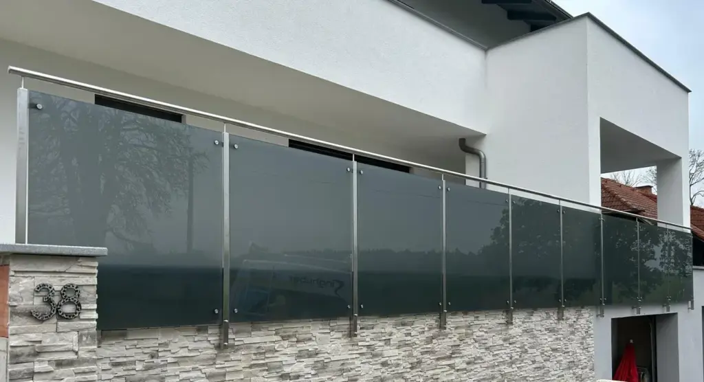 Balkongeländer mit Glas-Sichtschutz, Wels