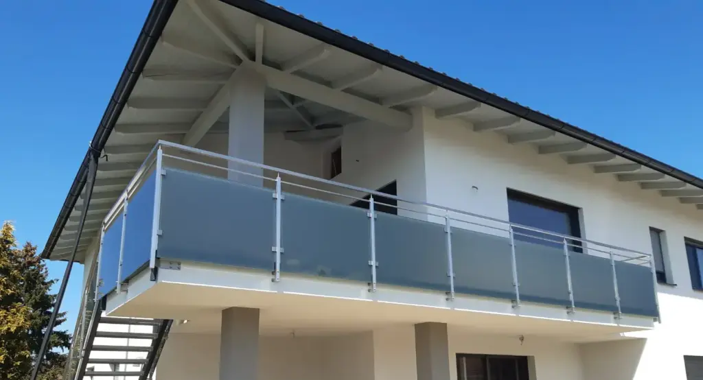 Balkongeländer mit Niro-Säulen und Klemmhalter für Glas, Steyr