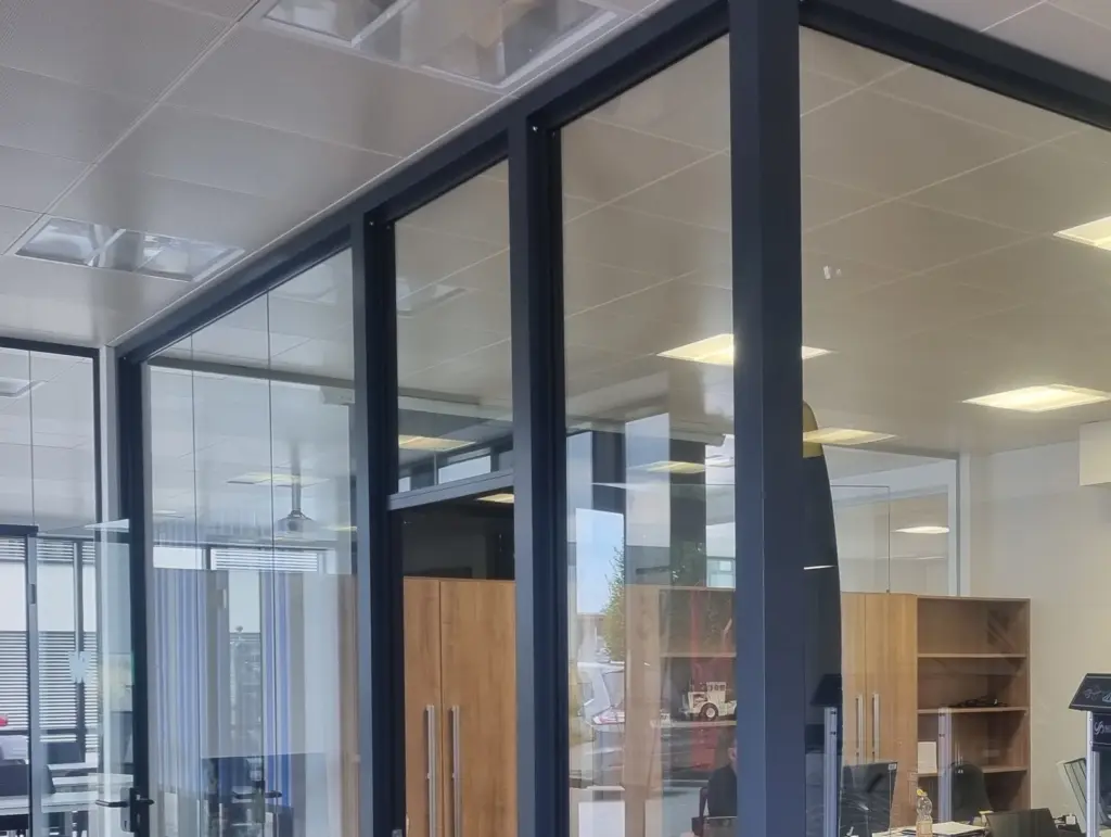 Büroverglasung – schwarze Beschläge, Vorchdorf